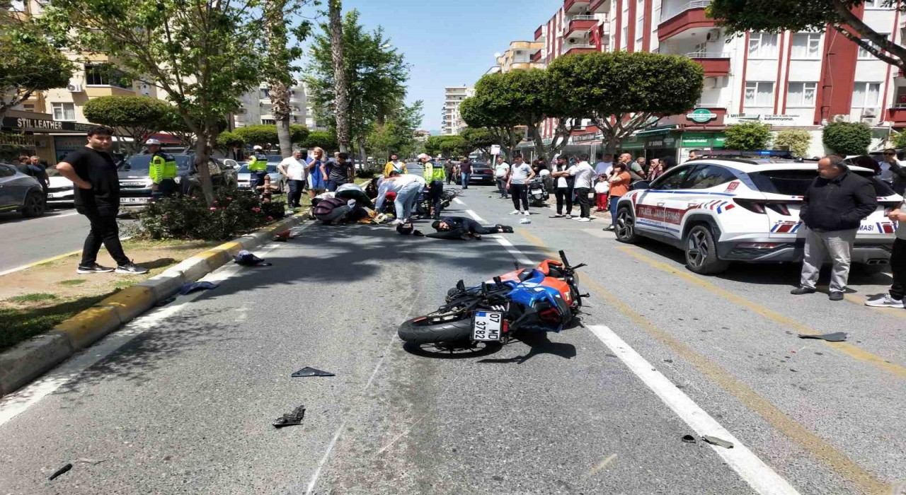 Alanyada motosikletler çarpıştı: 2 yaralı
