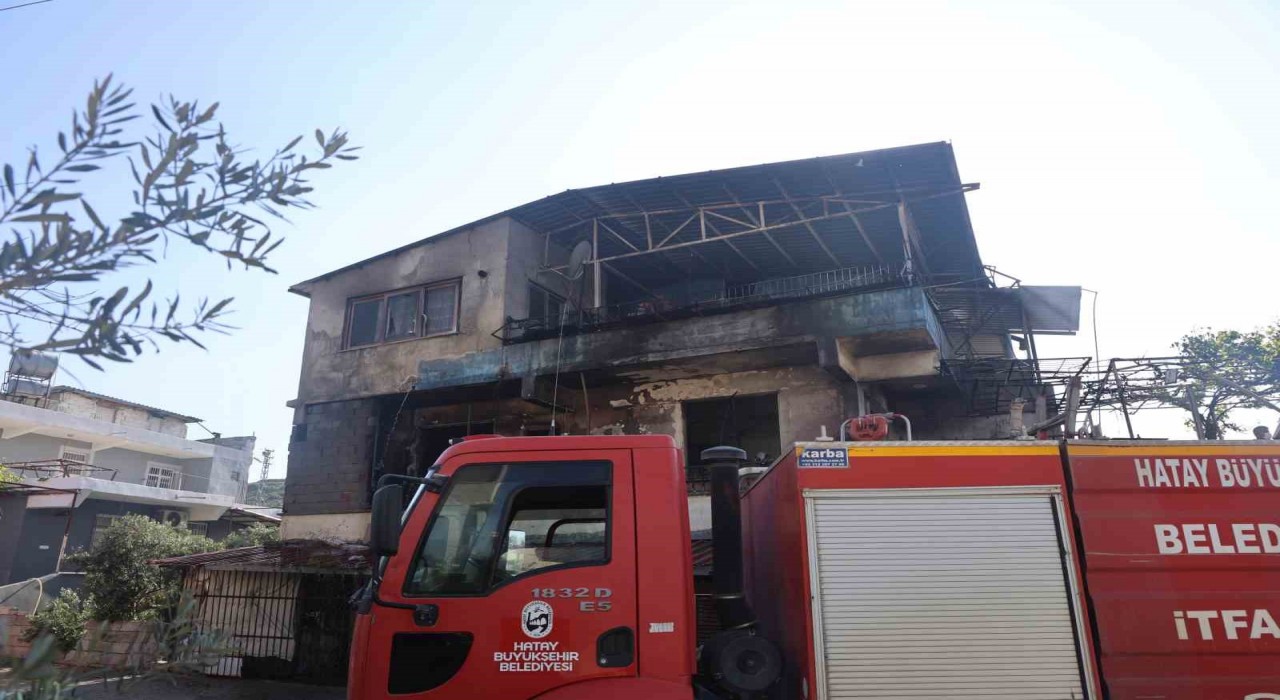 Alevlere teslim olan evdeki 4 kişi dumandan etkilendi