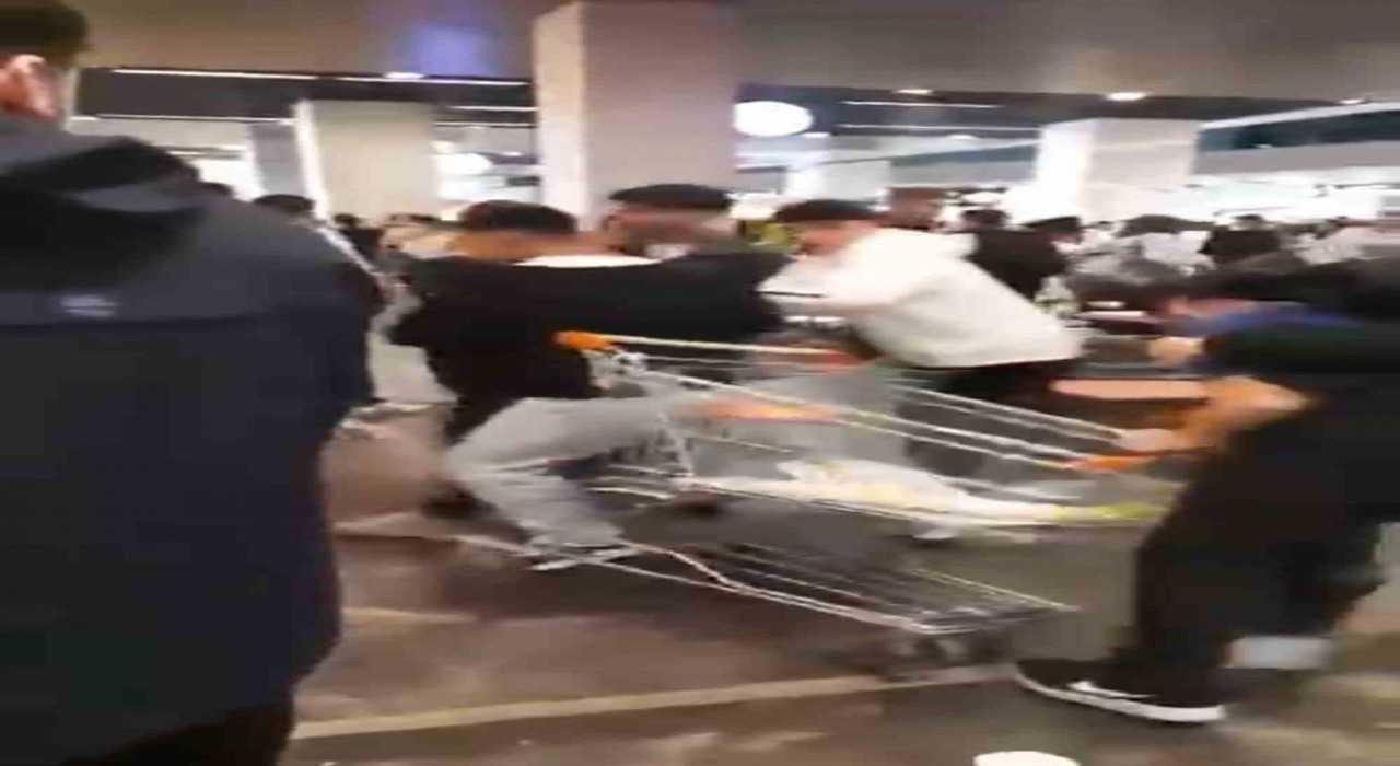 Alışveriş Merkezinde müşterilerle çalışanlar arasında kavga çıktı, ortalık karıştı