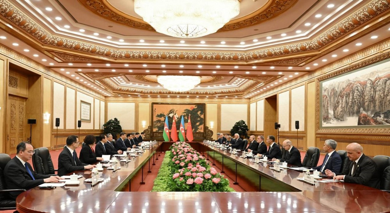 Aliyev, Pekinde Jinping ile bir araya geldi
