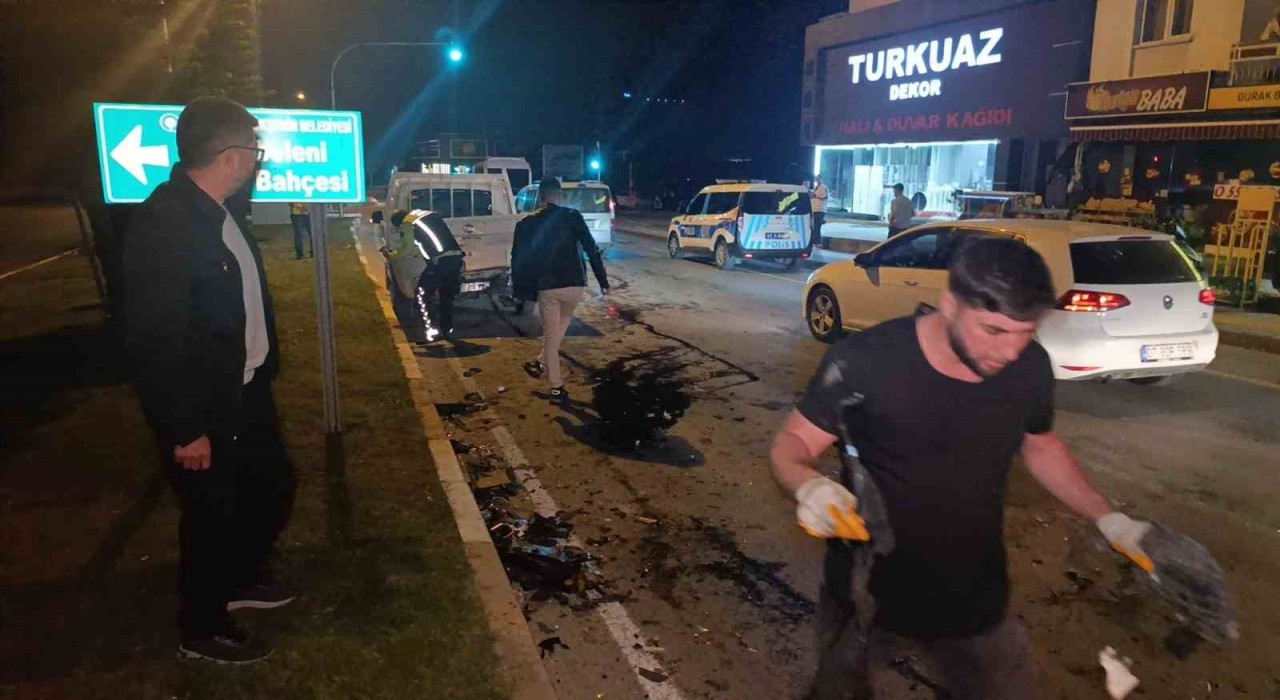 Alkollü sürücü kırmızı ışıkta bekleyen araçlara çarptı: 2 yaralı