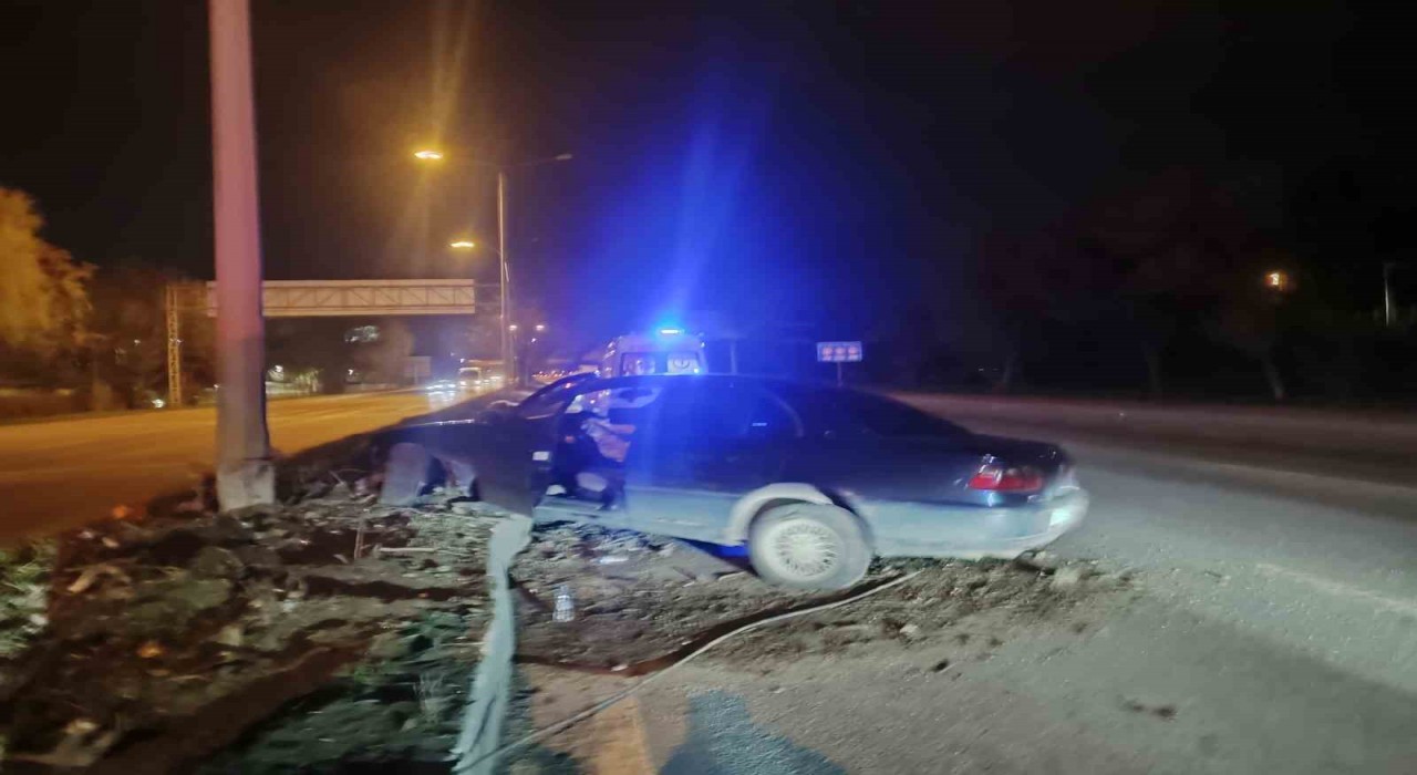 Alkollü sürücünün direksiyon hakimiyetini kaybettiği araç direğe çarparak durabildi