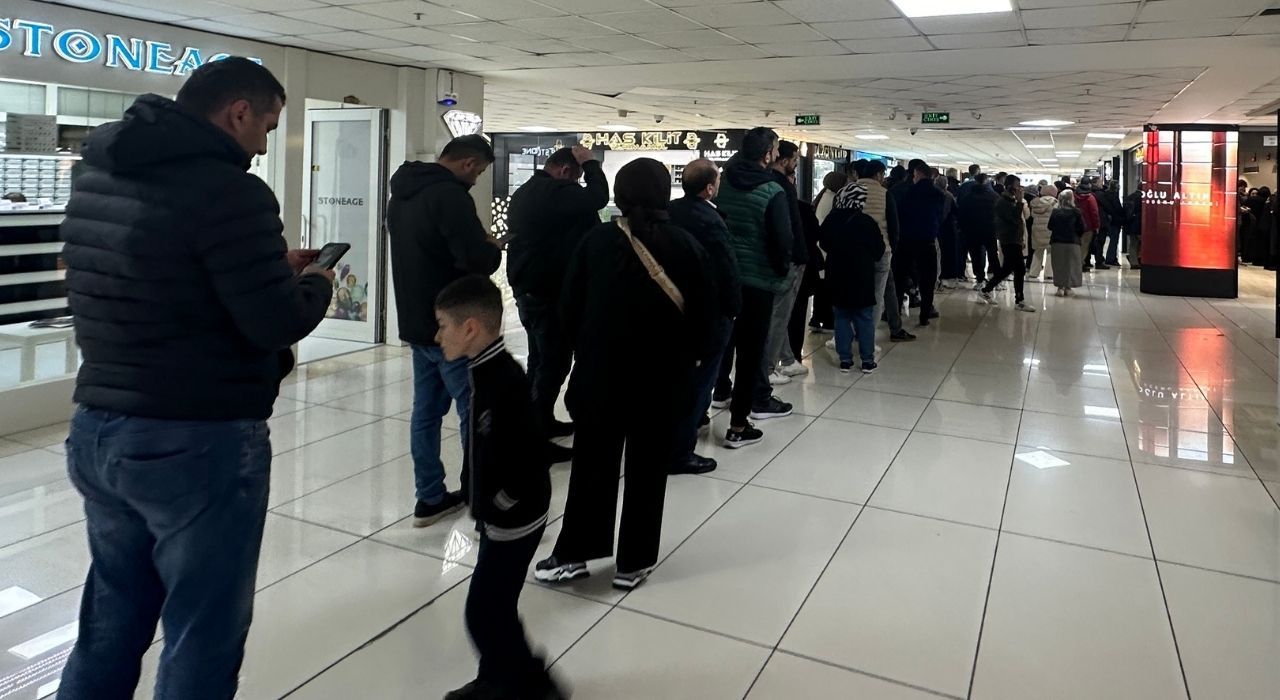 Altın Fiyatlarında Sert Düşüş: Kuyumcularda Uzun Kuyruklar Oluştu