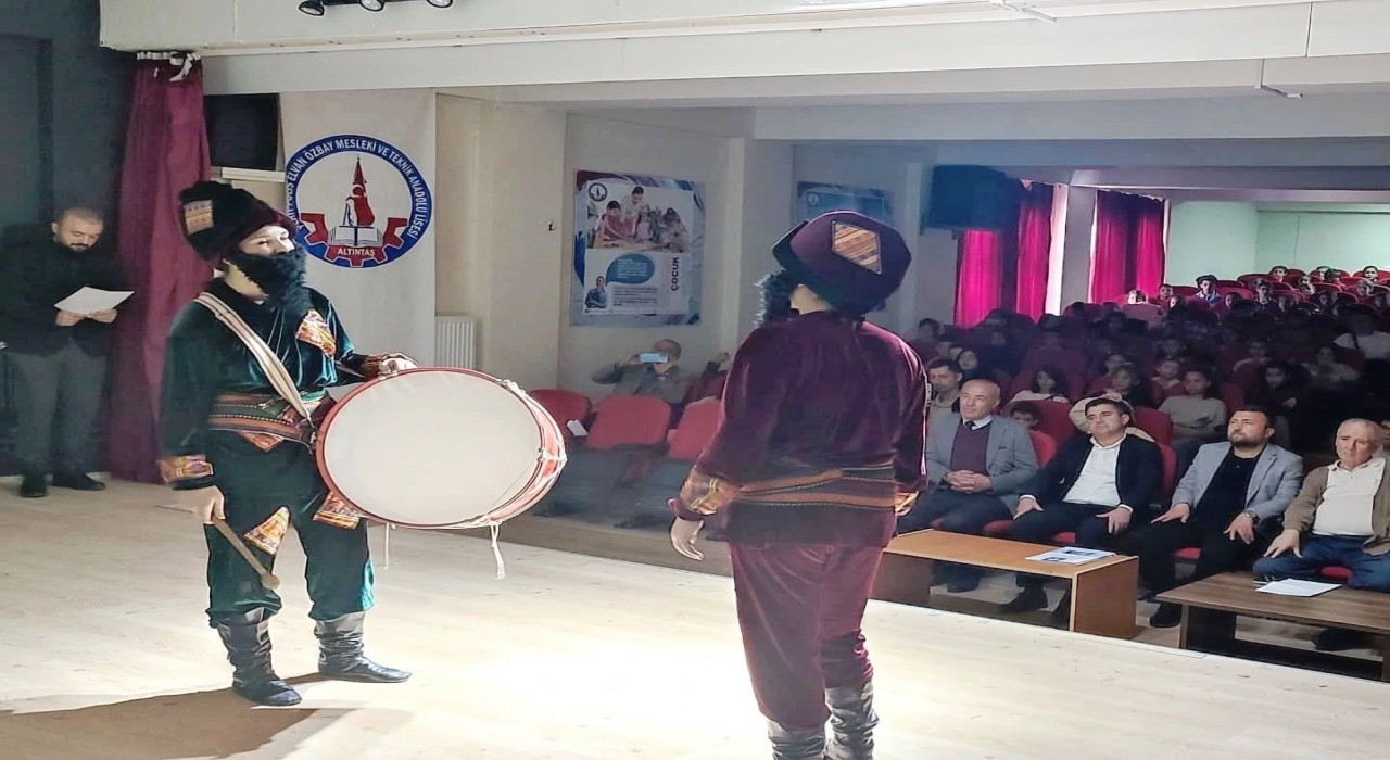 Altıntaşta Hacivat ve Karagöz oyunu miniklerle buluştu