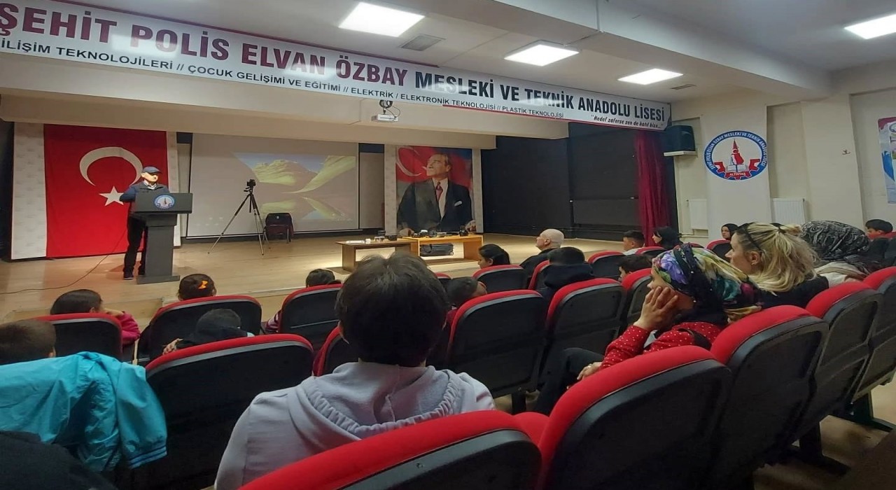 Altıntaşta ilk ve ortaokul öğrencilerine temel fotoğrafçılık eğitimi