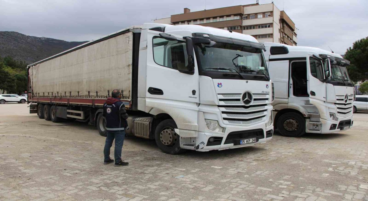 Amasyada 5 kaçak göçmen yakalanan 2 tırın sürücüleri tutuklandı