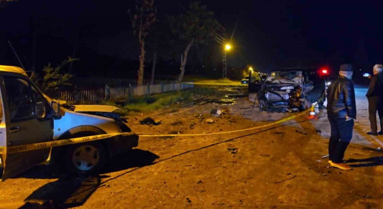 Amasyada minibüs ile hafif ticari araç kafa kafaya çarpıştı: 7 yaralı