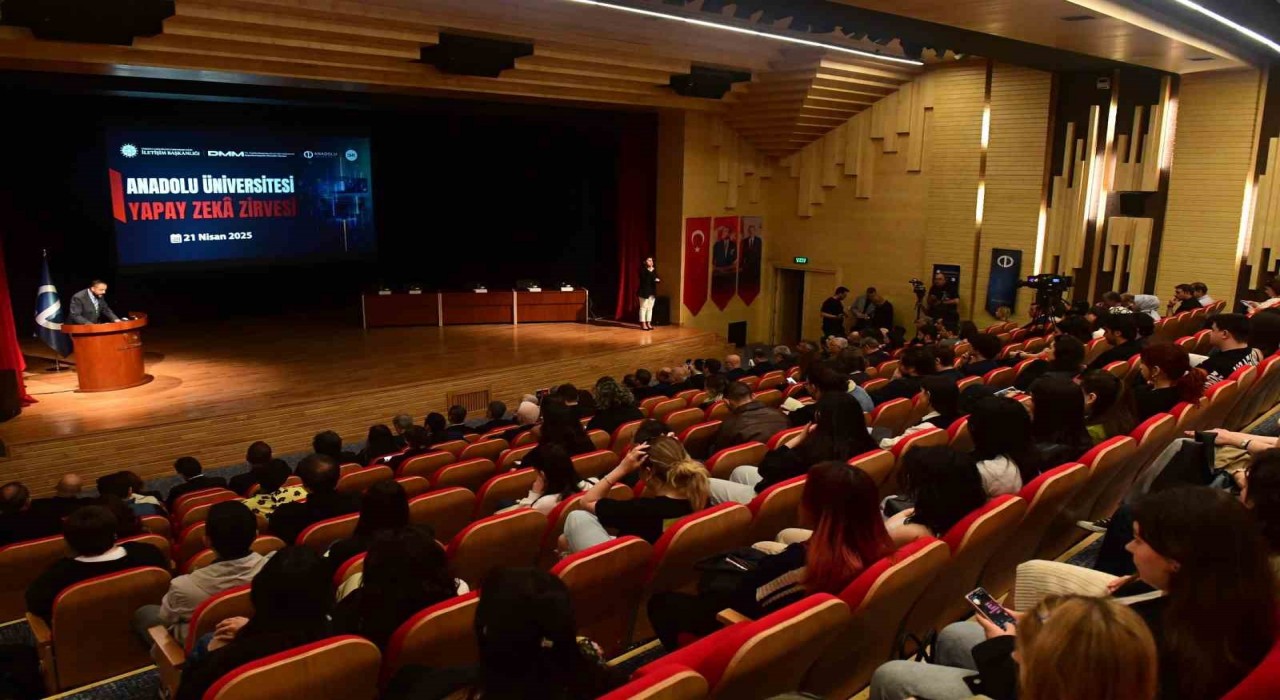 Anadolu Üniversitesi Yapay Zekâ Zirvesi yoğun katılımla gerçekleştirildi