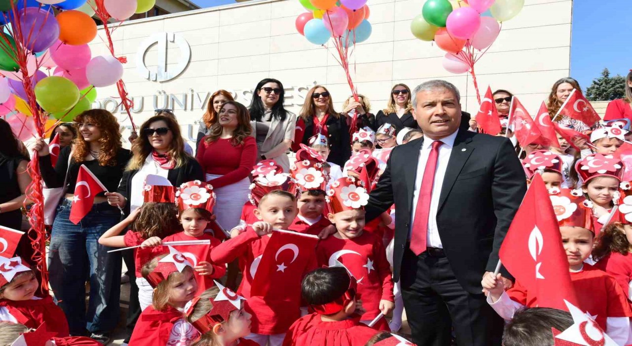 Anadolu Üniversitesinde minikler 23 Nisanı coşkuyla kutladı