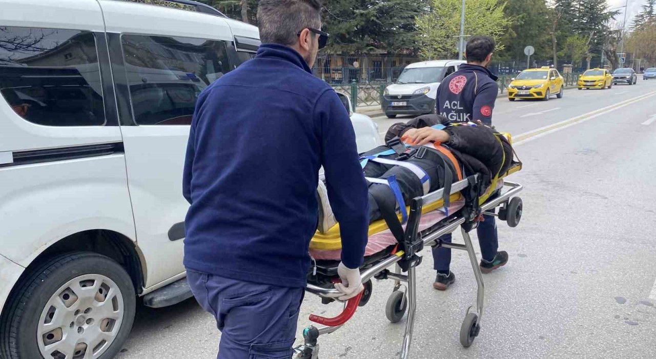 Ani fren yapan otomobile arkadan çarpan motosikletin sürücüsü yaralandı