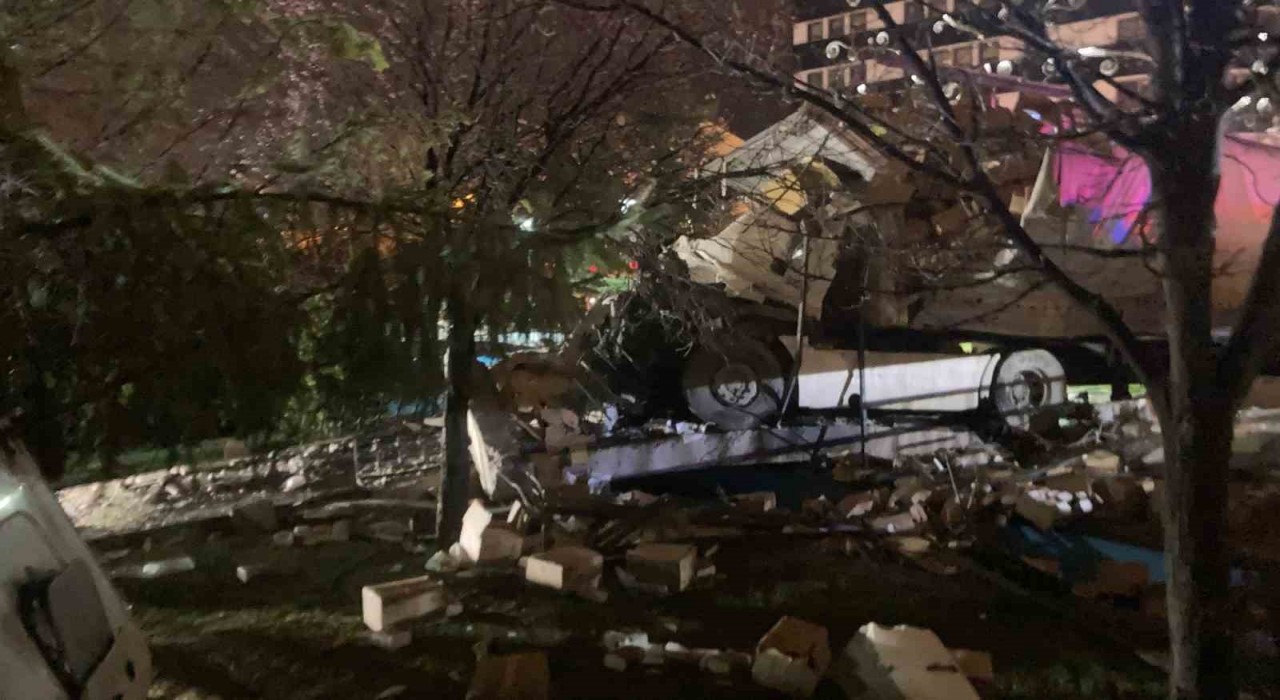 Ankarada freni boşalan tır parka daldı: 1 ölü