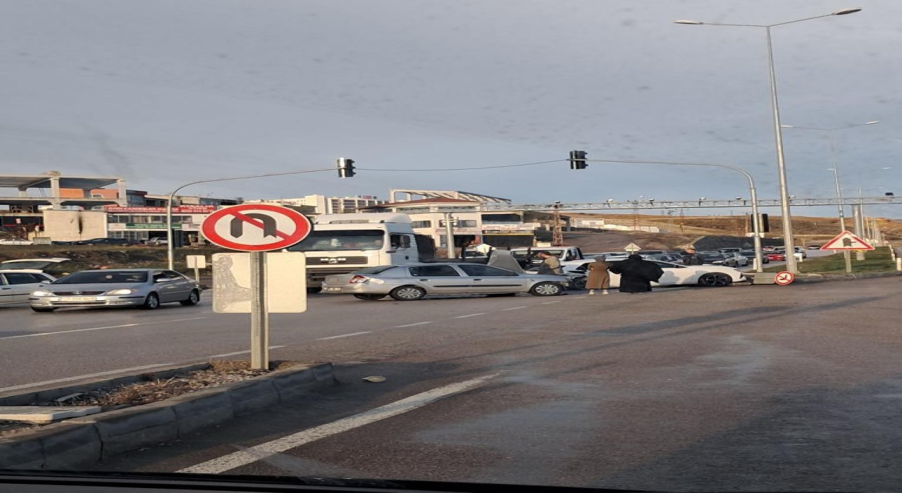 Ankarada iki otomobil kafa kafaya çarpıştı