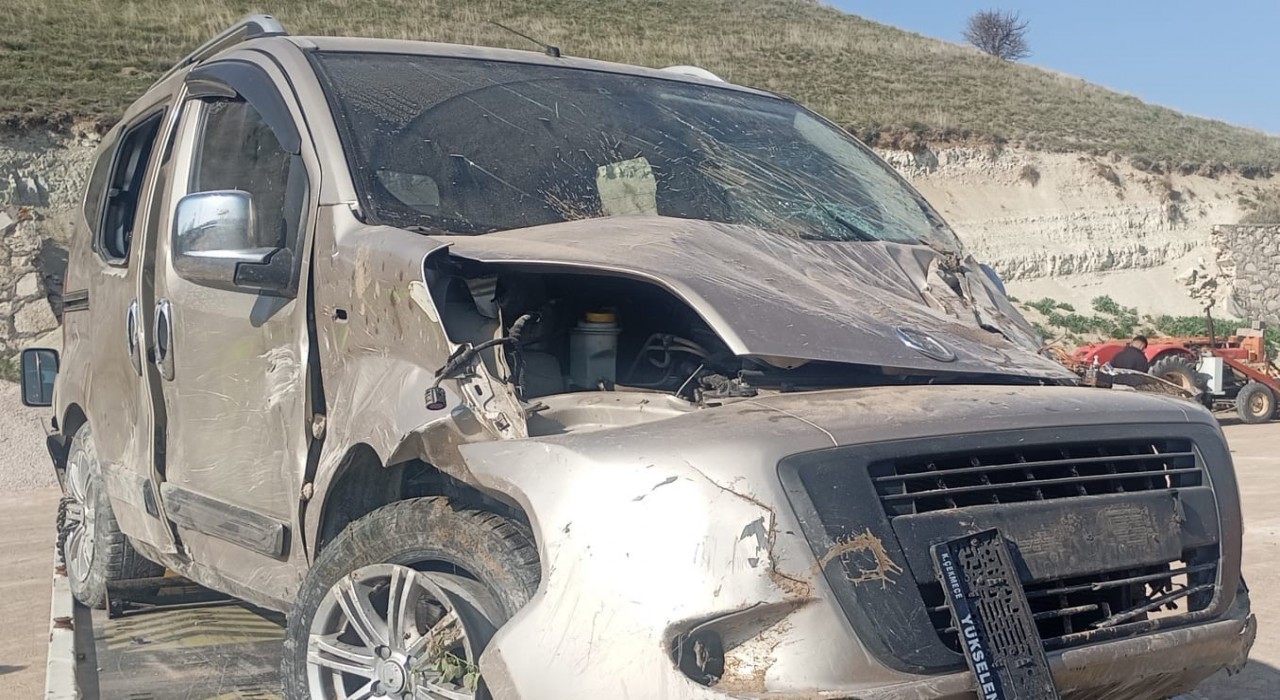 Ankarada kontrolden çıkan otomobilin devrilmesi sonucu 2 kişi yaralandı