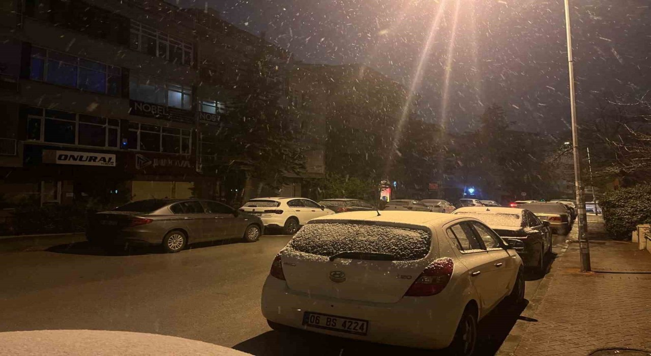 Ankarada nisan ayında kar yağışı
