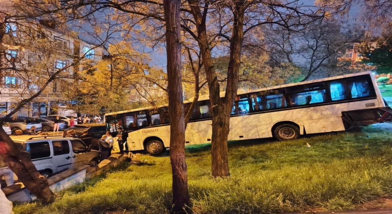 Ankarada park halindeki otobüs freni boşalınca parka daldı