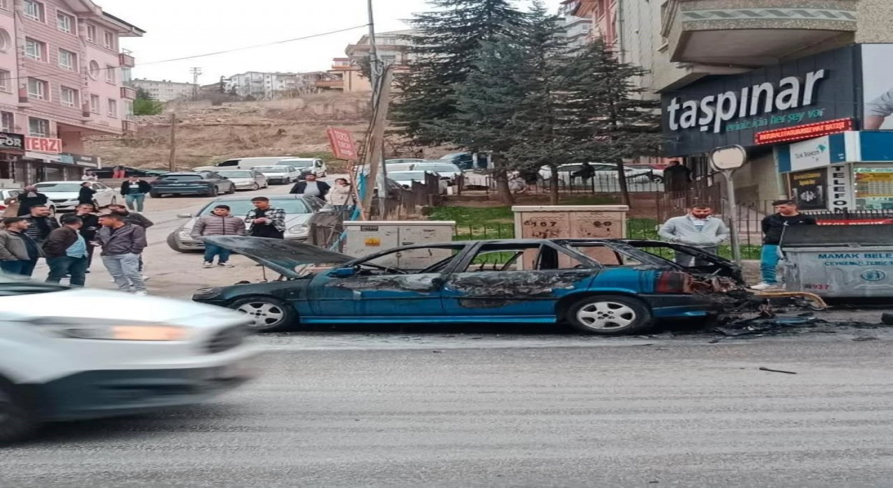 Ankarada park halindeki otomobil yandı
