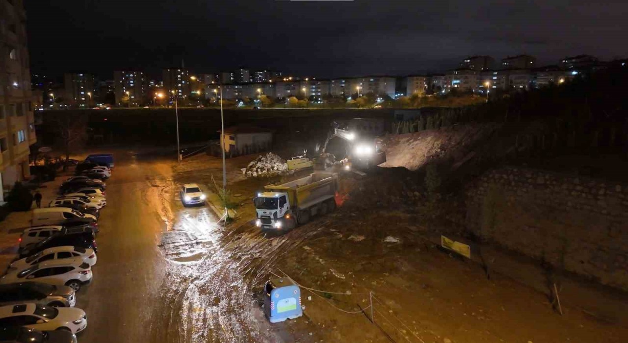 Ankarada yağmur sonrası istinat duvarı çöktü