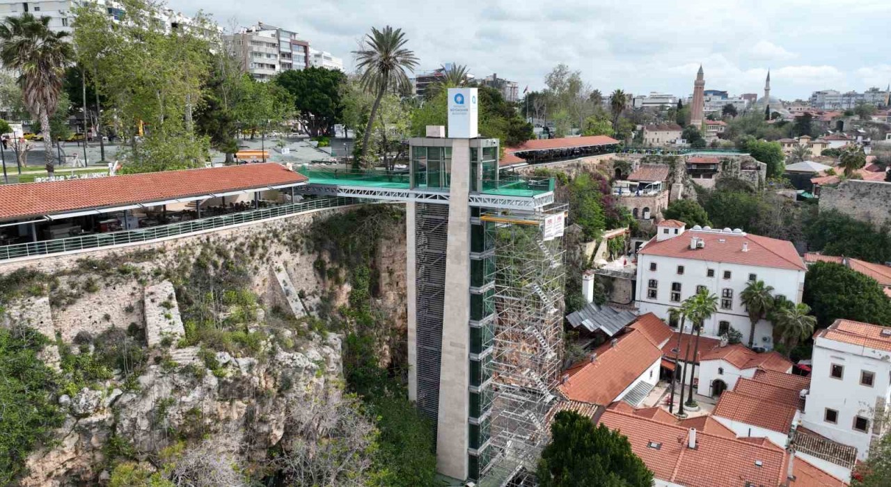 Antalya Yat Limanındaki asansörde bakım onarım çalışması
