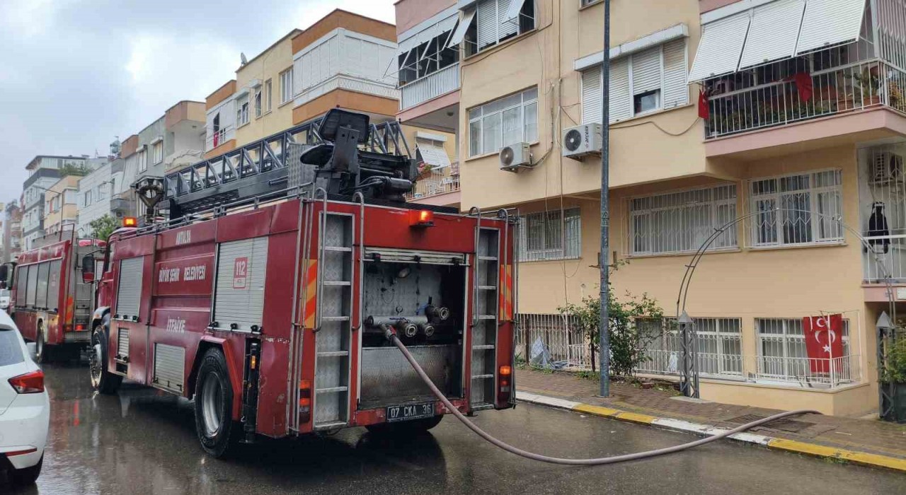 Antalyada apartmanın kömürlüğündeki yangın korkuttu