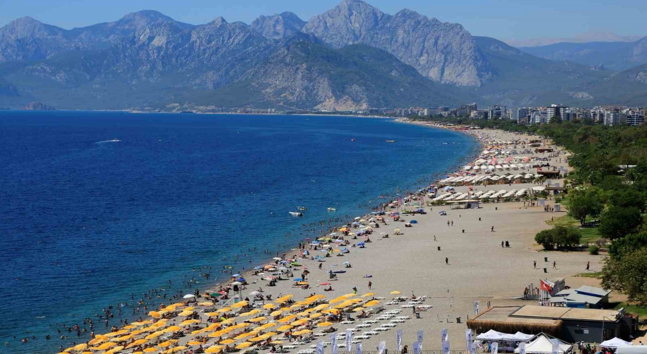 Antalyada bayram tatiline yağmur engeli