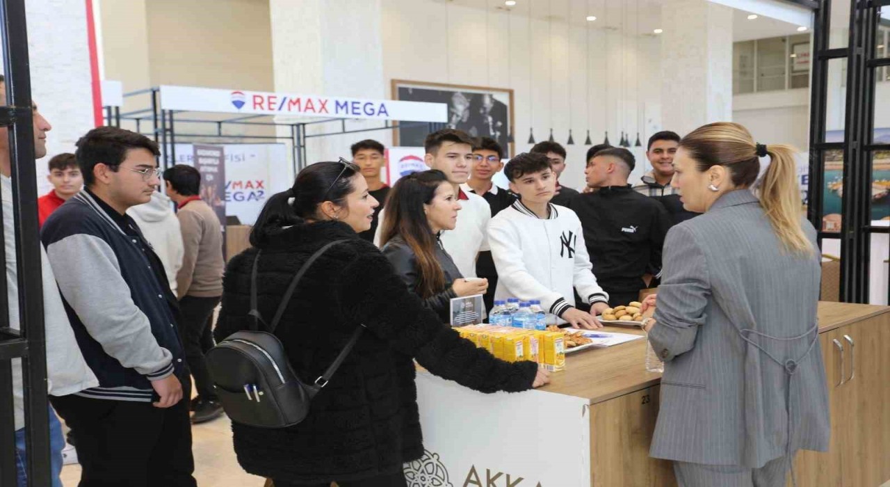 Antalyada binlerce kişi Kepezin kariyer günlerinde buluştu