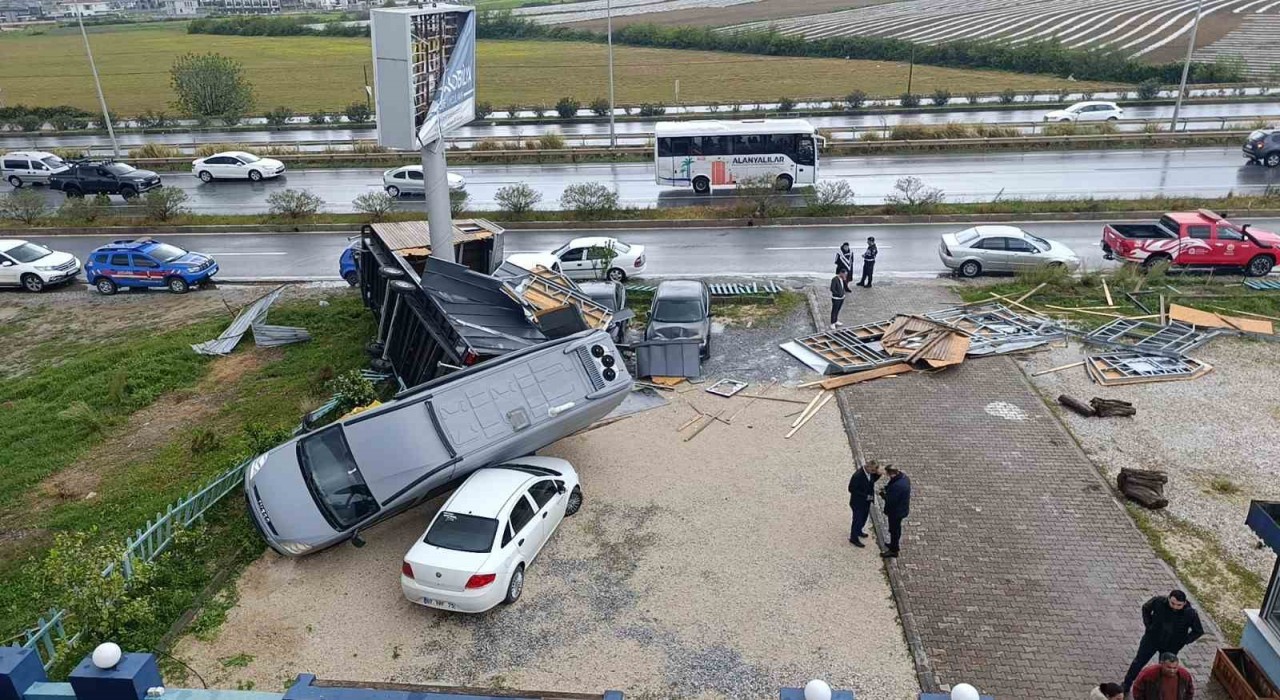 Antalyada hortum 2 tonluk bungalovu 30 metre sürükledi, karavanı otomobillerin üzerine fırlattı