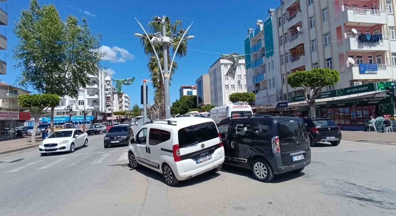 Antalyada kırmızı ışık ihlali kazaya neden oldu: 1 yaralı