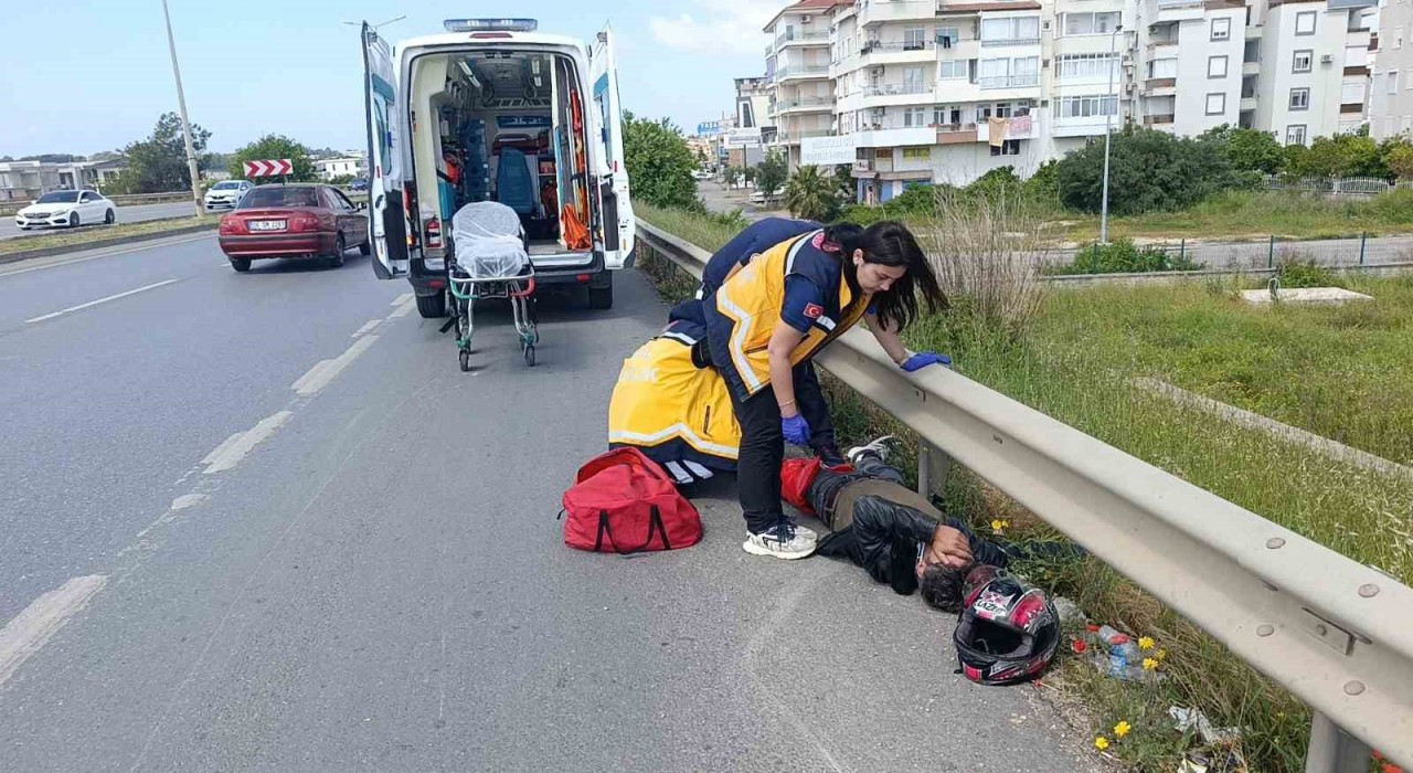 Antalyada lastiği patlayan motosiklet devrildi: 2 yaralı