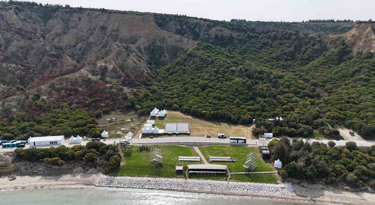 Anzak Koyu Şafak Ayinine hazırlanıyor