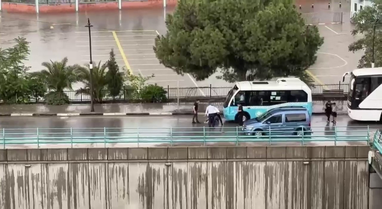 Aracın çarptığı 17 yaşındaki gencin yaralandığı kaza kamerada