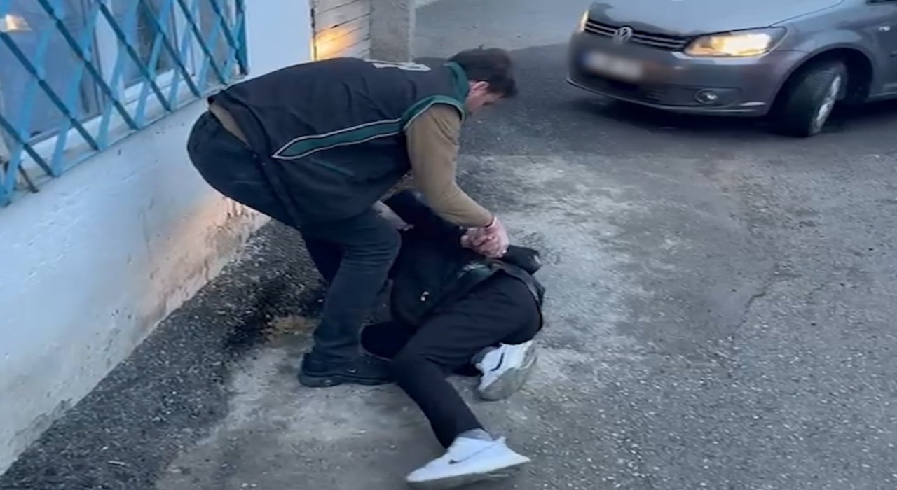 Aranan şahıslar saklandıkları adreslerde yakalandı
