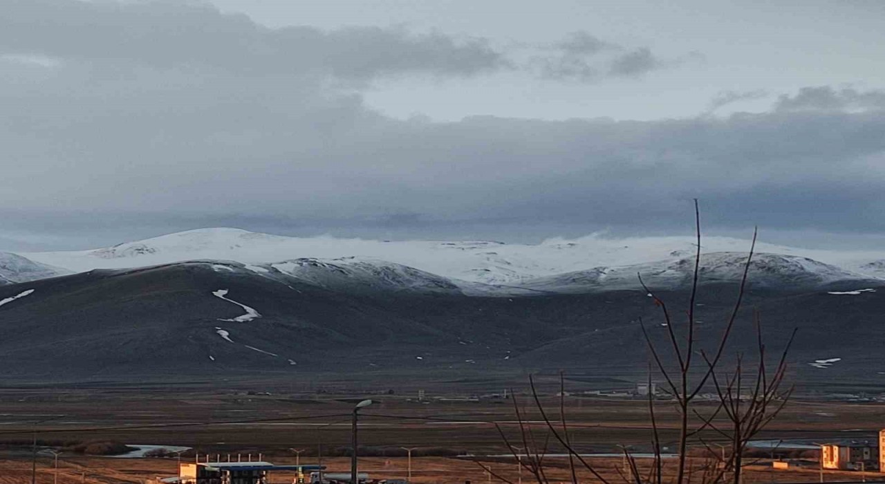 Ardahanda dağların zirvesi beyaza büründü