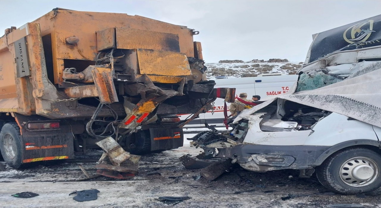 Ardahanda trafik kazası: 1 ölü, 2 yaralı