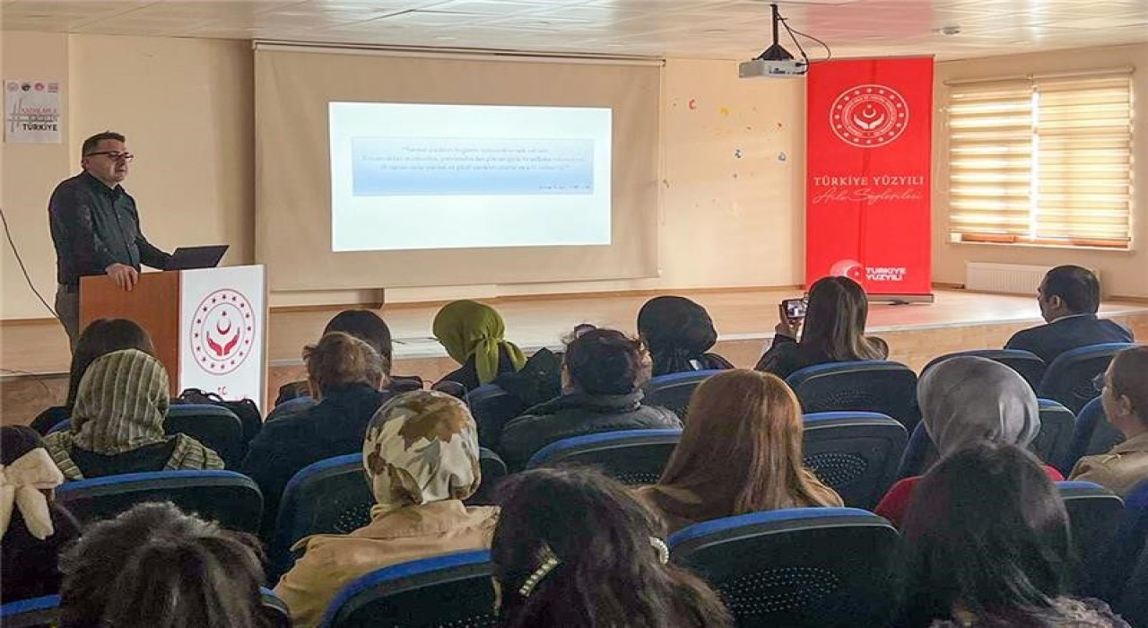 Ardahanda Türkiye aile yüzyılı kapsamında söyleşi düzenlendi