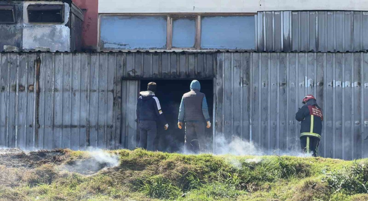 Arnavutköyde fabrika deposunda korkutan yangın