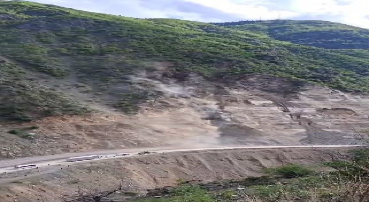 Artvin-Şavşat Karayolunda bir günde 3. heyelan: Yol ulaşıma kapandı