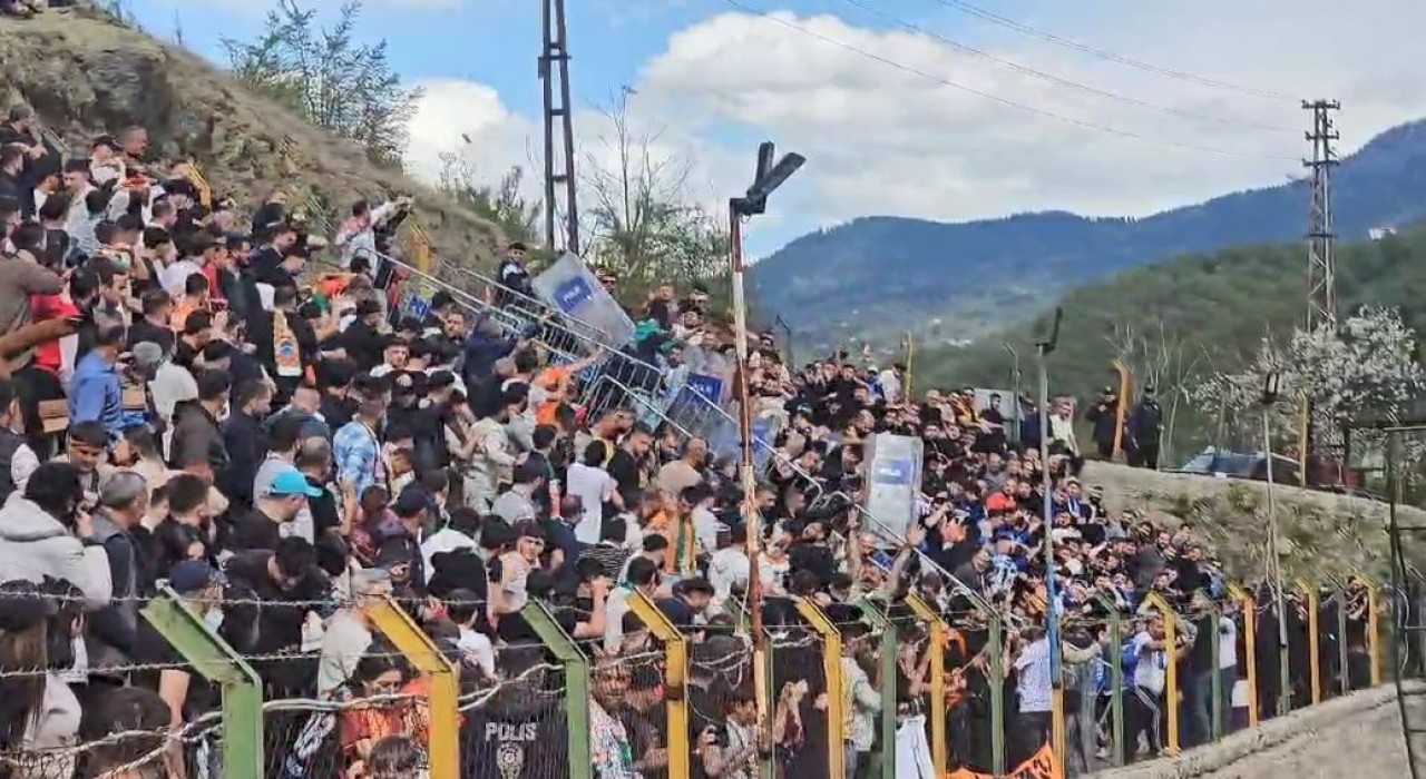 Artvinde amatör lig maçında kavga çıktı, müsabaka tatil edildi