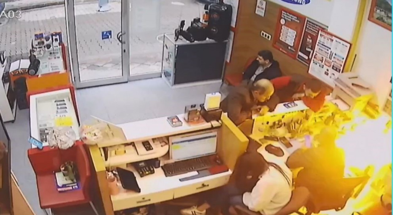 Artvinde tamir için getirilen cep telefonu bomba gibi patladı