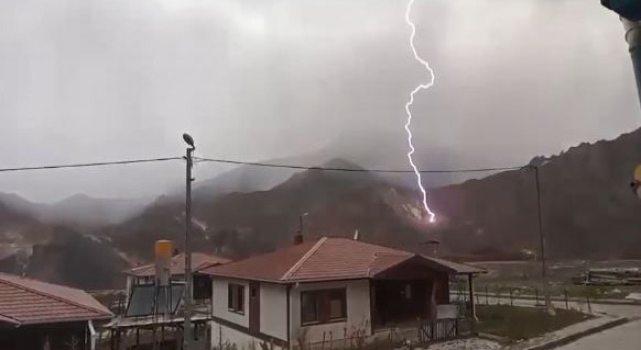 Artvinde yıldırım düşme anı kamerada