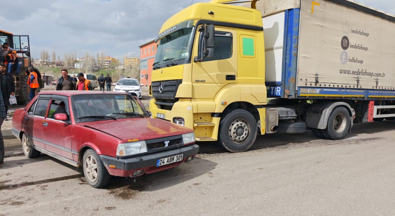 Aşkalede tır otomobili sürükledi: 3 yaralı