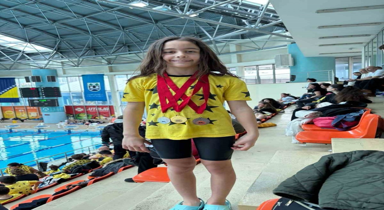 Asya yüzme şampiyonasından 4 madalya ile döndü