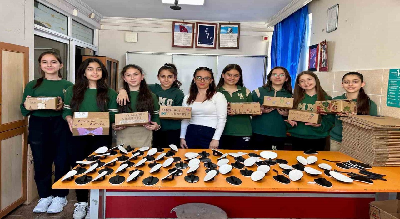 Atık borulardaki keçeler, öğrencilerin ellerinde silgiye dönüşüyor