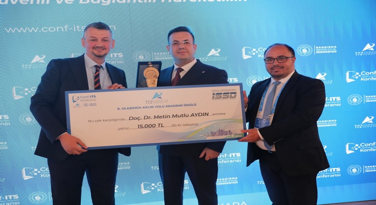 AUS Türkiyeden OMÜye ‘Yılın En İyi Yayını ödülü
