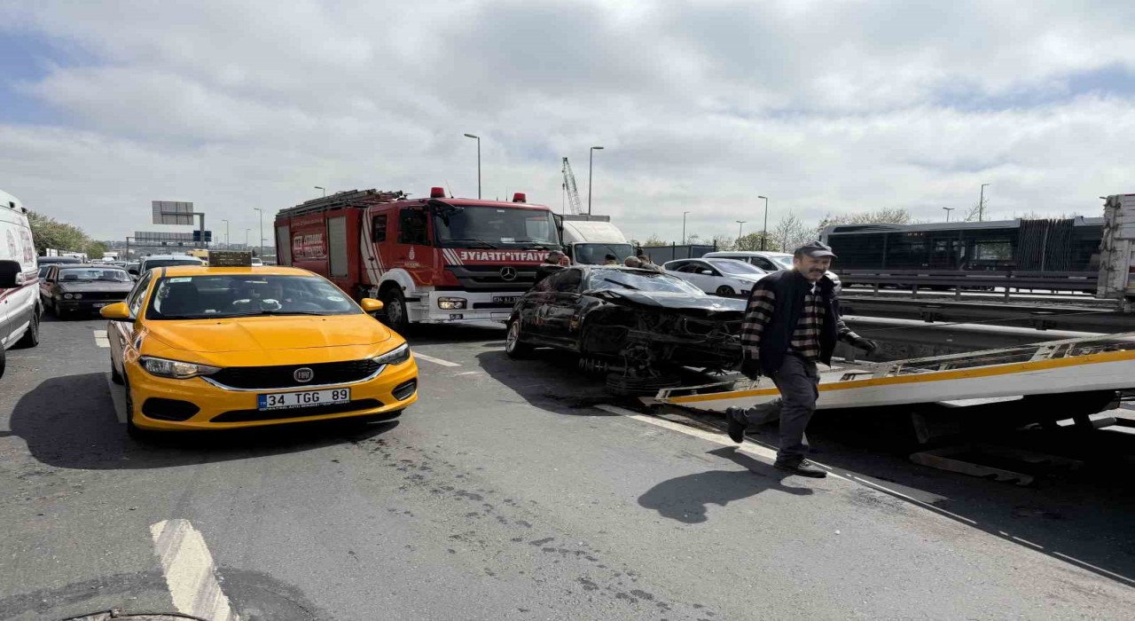Avcılarda ehliyetsiz gencin makas kazası: 3 yaralı