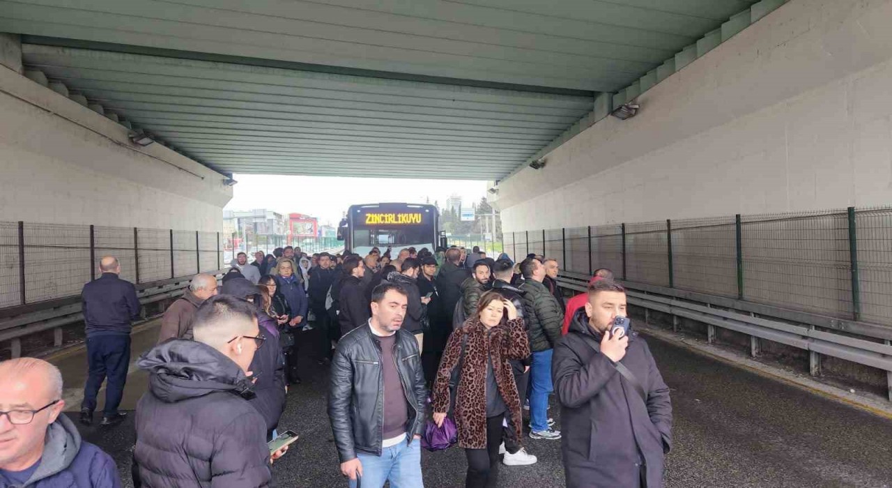 Avcılarda metrobüs bozuldu, vatandaşlar yolda kaldı