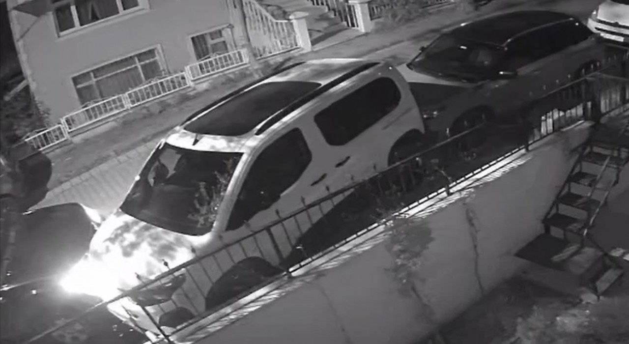 Avcılarda park halindeki 8 araca çarpan sürücü kaçtı