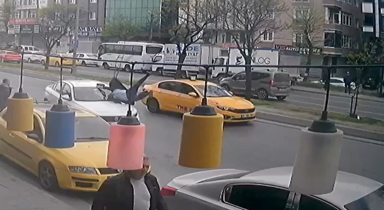 Avcılarda yolun karşısına geçmeye çalışan yayaya otomobil böyle çarptı