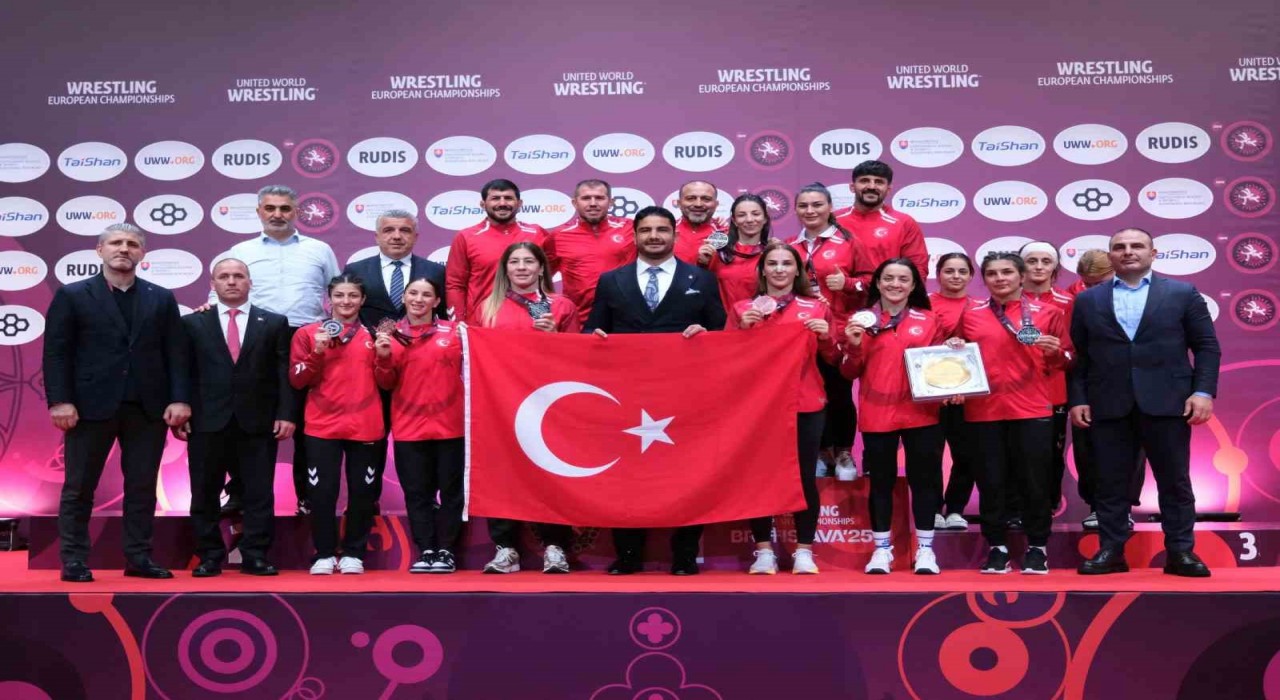 Avrupa Güreş Şampiyonasında milli kadın güreşçilerden tarihi başarı