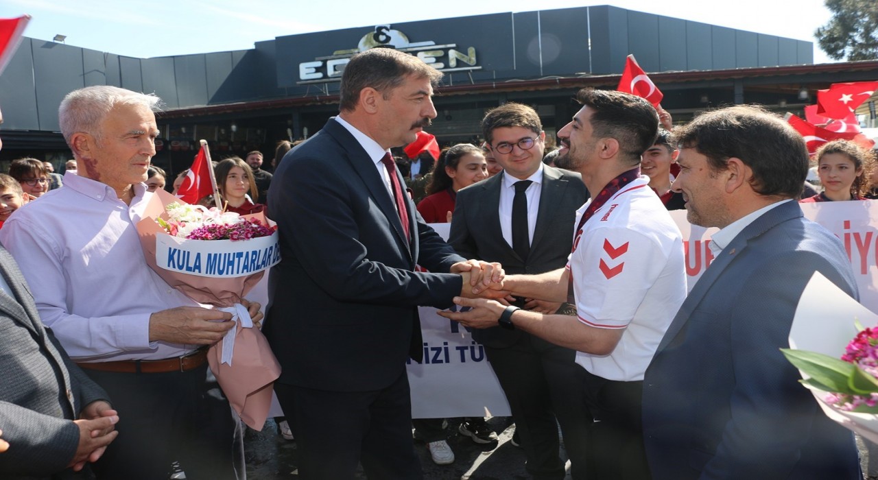 Avrupa Şampiyonu Kerem Kamala Kulada coşkulu karşılama