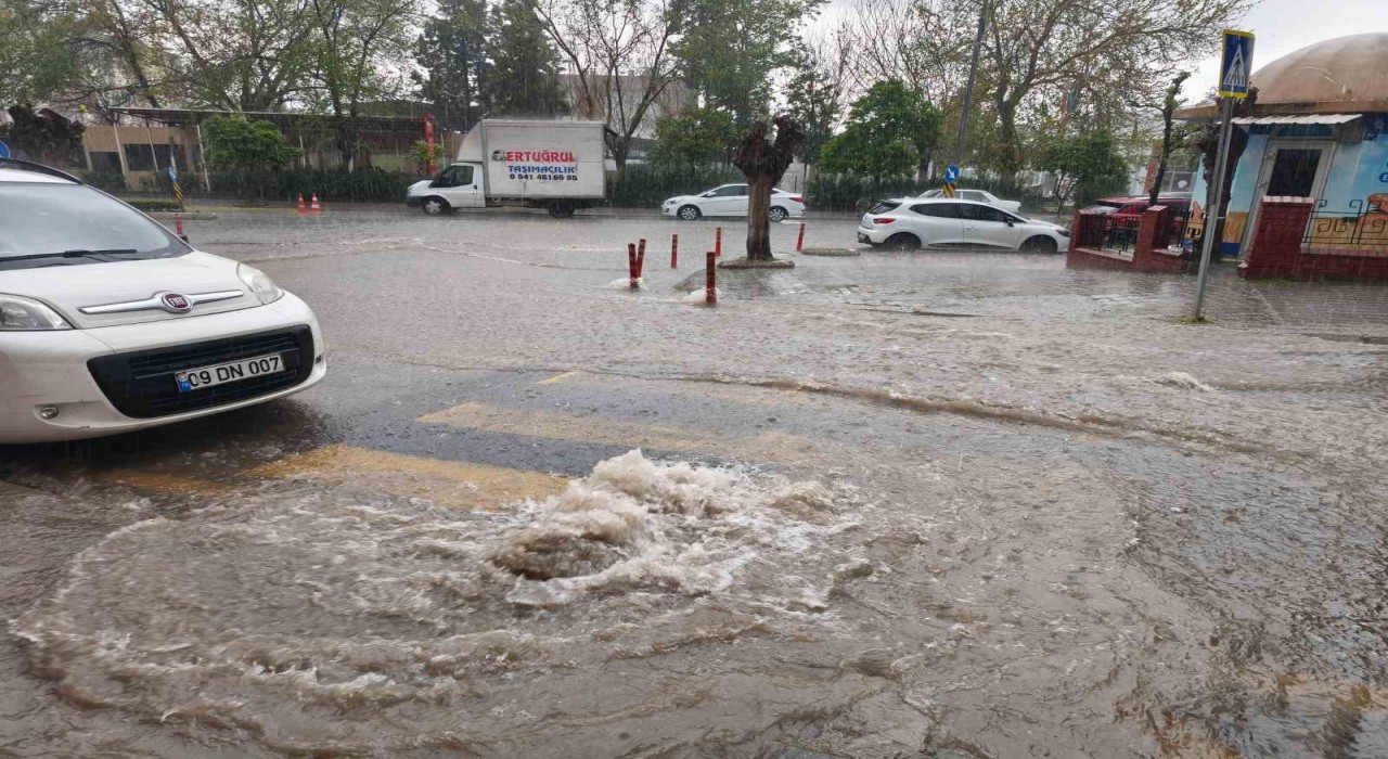 Aydında sağanak etkili oldu